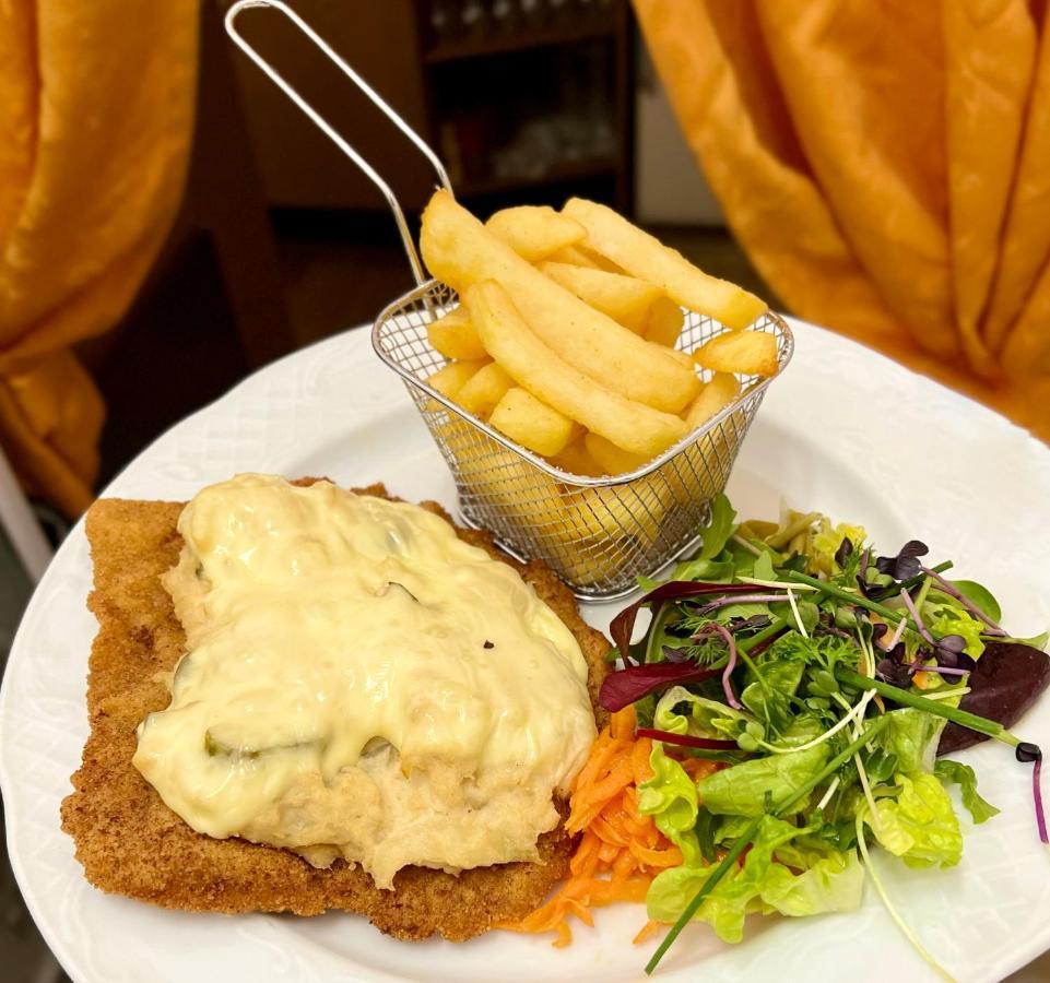 Traditionsgasthaus Goldener Loewe Riesa Restaurant & Pension ภายนอก รูปภาพ